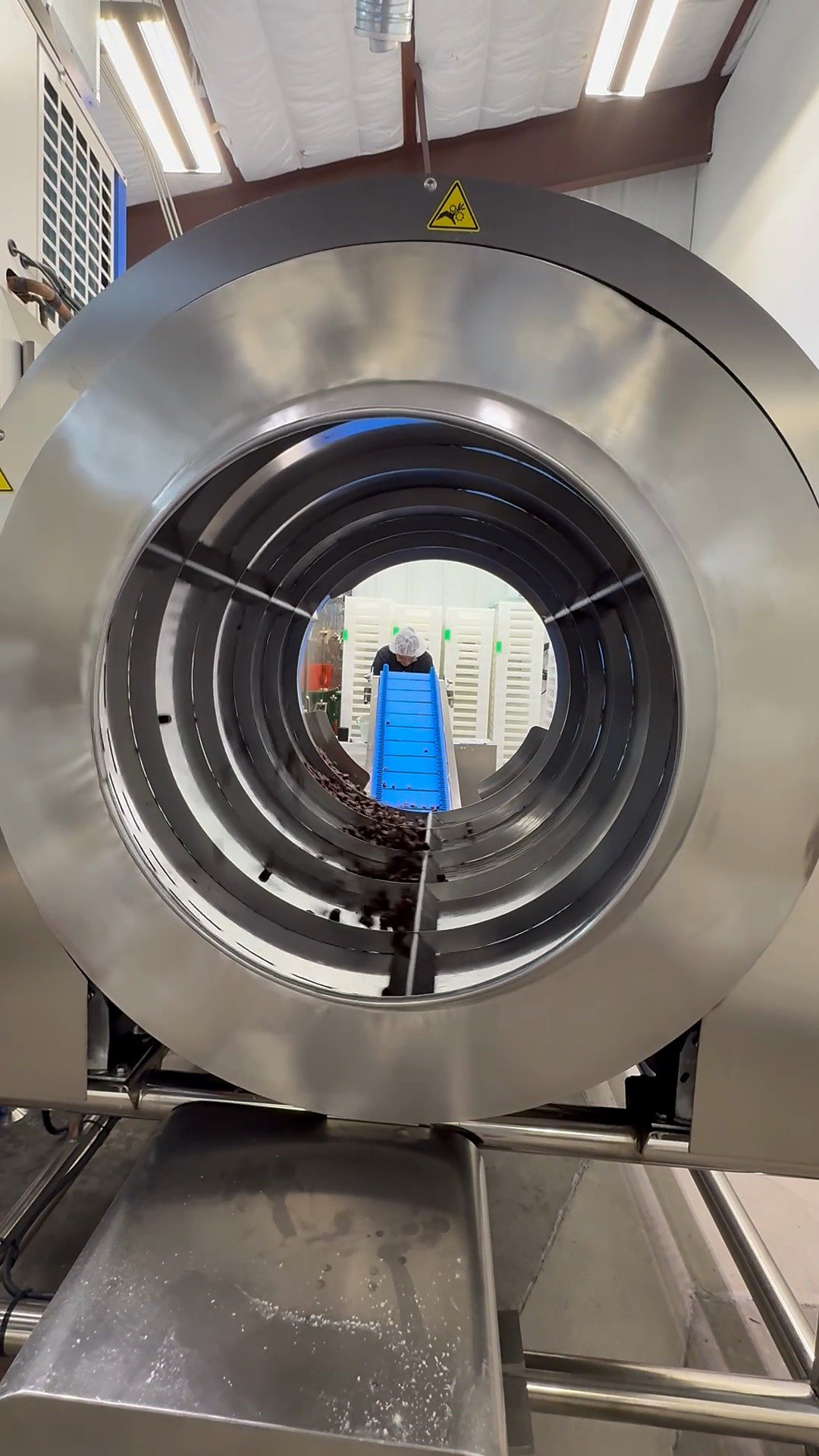 Gummy coating tumbler running at Chaé Manufacturing